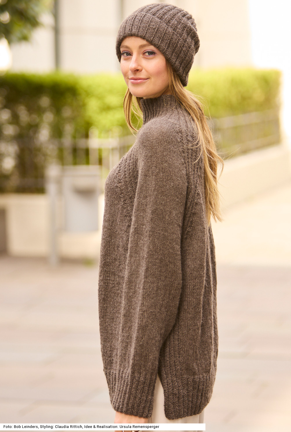 Modellansicht Bild 3: Raglanpullover und Mütze