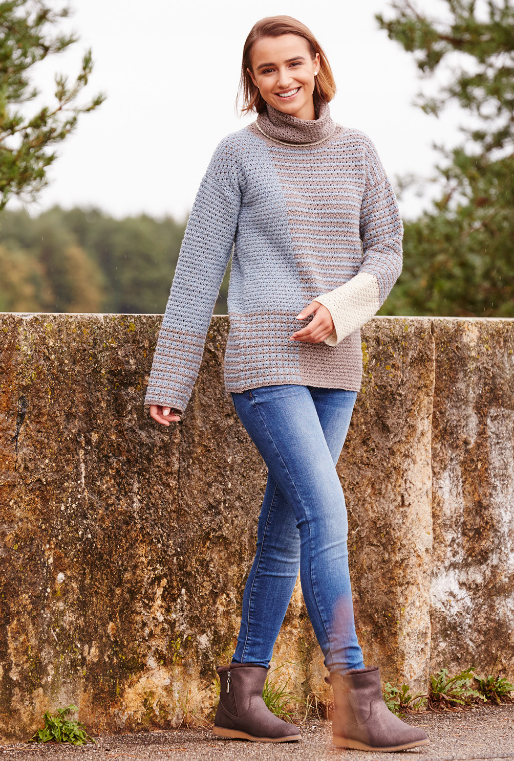 Modellansicht Bild 2: Langarm-Häkel-Pulli in drei Farben mit Rollkragen