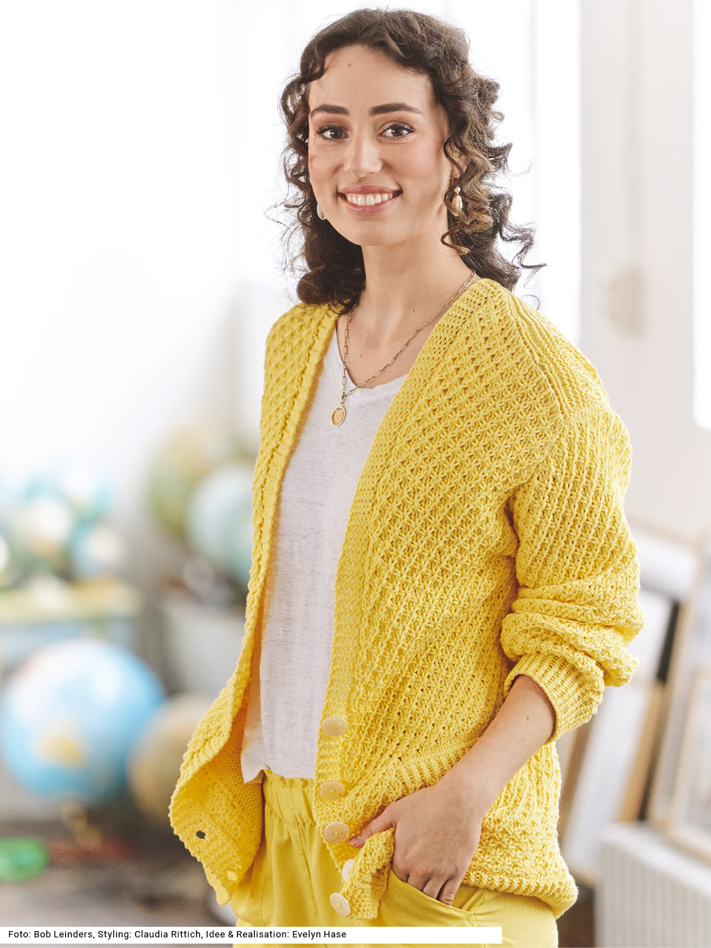 Modellansicht Bild 1: Jacke mit V-Ausschnitt und Taschen