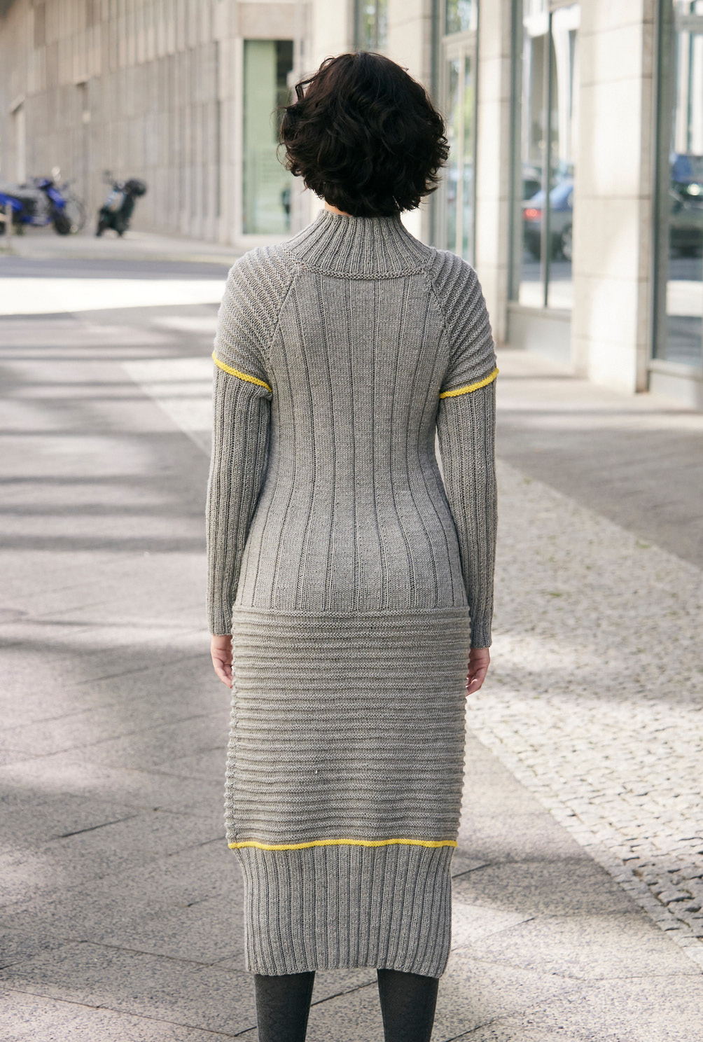Modellansicht Bild 5: Graues Kleid mit verschiedenen Rippenmustern und gelben Details