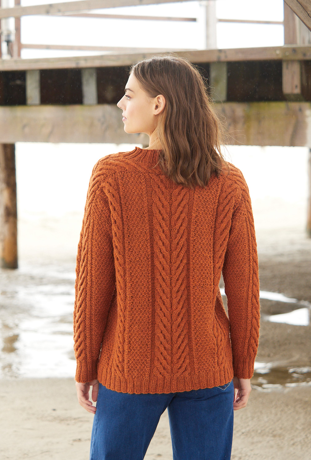 Modellansicht Bild 5: Musterpulli mit Schulterpasse in Kürbisbraun