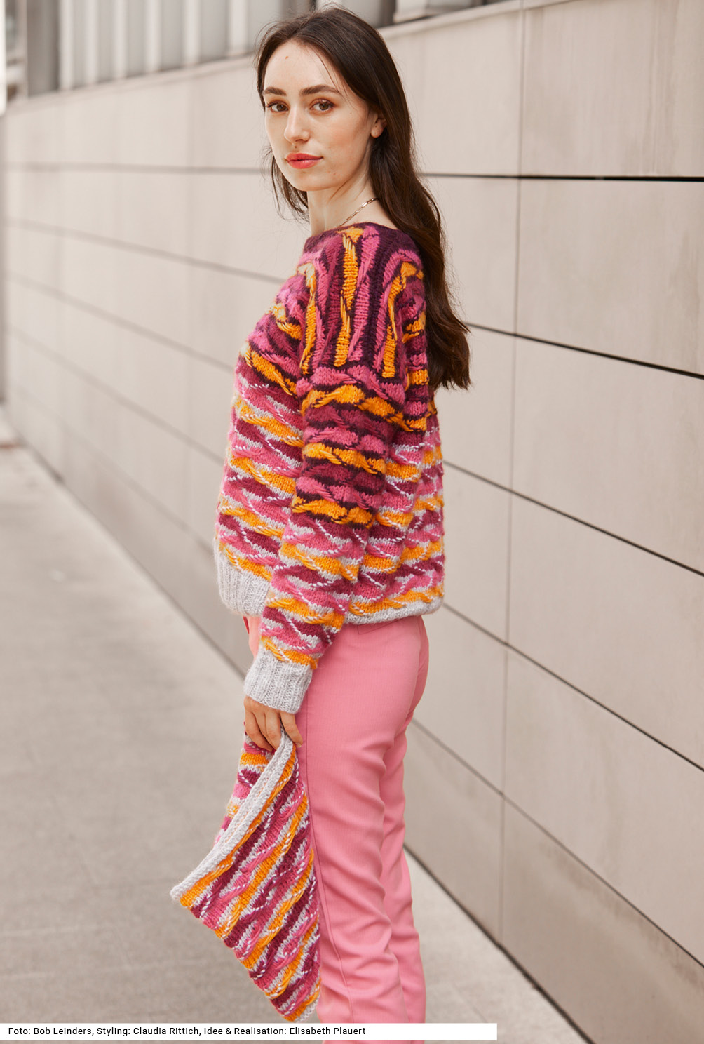 Modellansicht Bild 3: Pullover und Loop mit Hebemaschenmuster in Silbergrau, Aubergine, Fuchsia, Pink und Orange