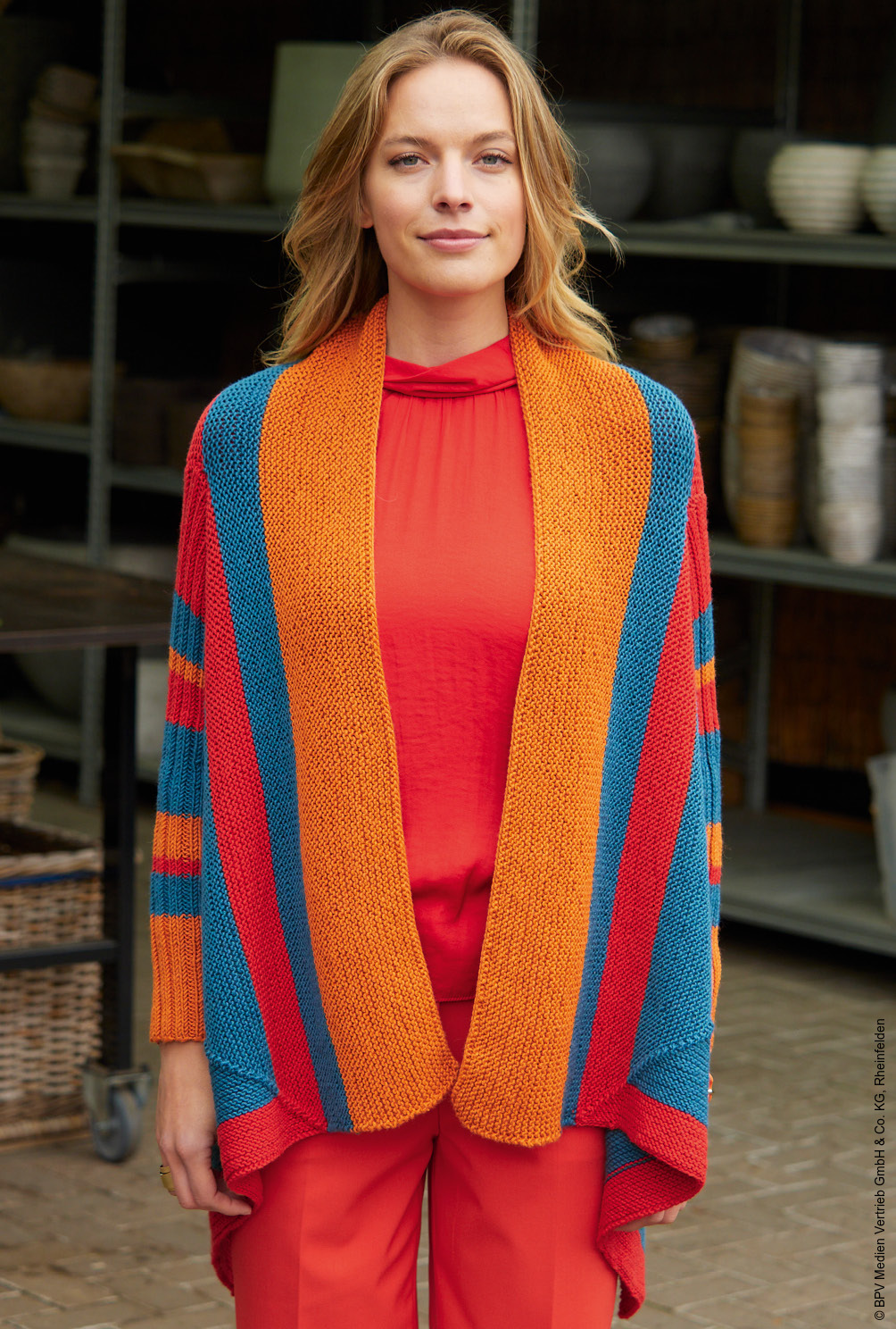 Modellansicht Bild 2: Dreifarbe Jacke mit Zipfeln in Rot, Terraccotta und Petrol