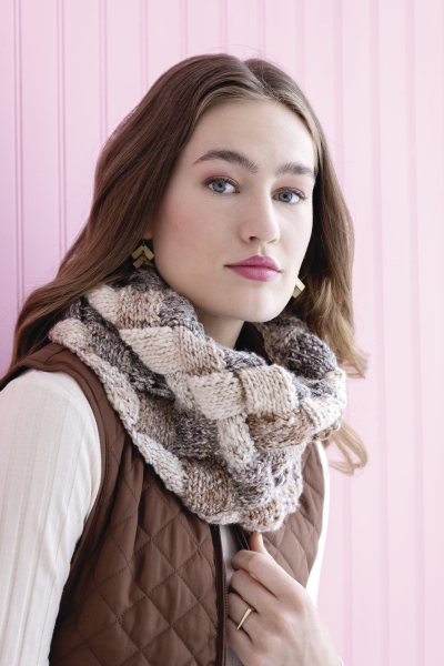 Handgemachter, gemusterter Strickschal in Erdtönen, kombiniert mit brauner Steppweste. DIY, stylish.