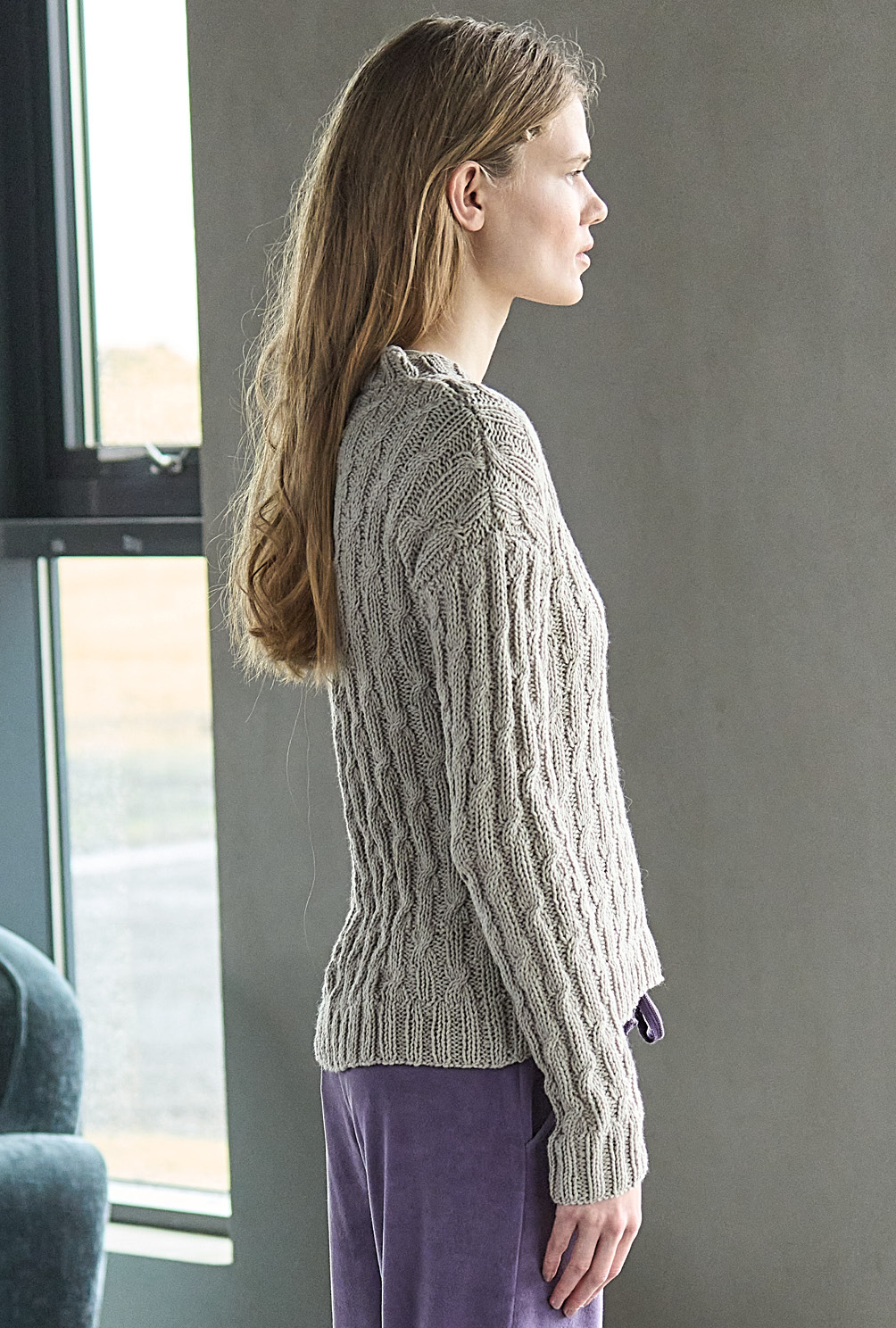 Modellansicht Bild 3: Zopfmusterpulli mit V-Ausschnitt