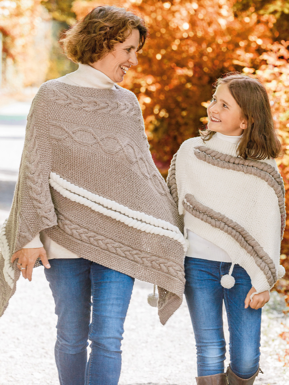 Gestrickter Kinder- und Damenponcho mit Loop in Beige-Natur Modellansicht Bild 1: Gestrickter Kinder- und Damenponcho mit Loop in Beige-Natur