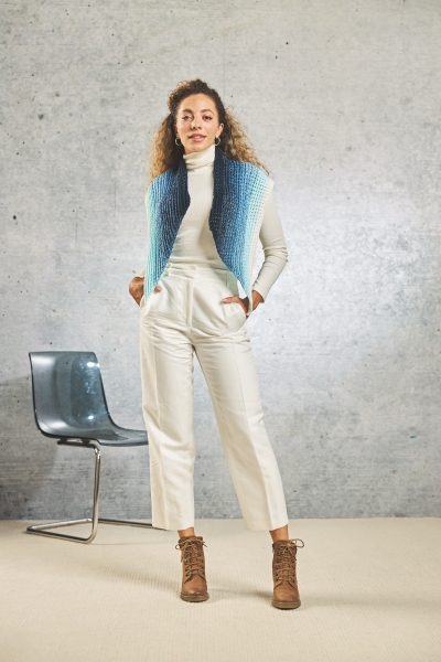 Weiße Hose, Rollkragen, blauer DIY-Strickschal, handgemacht, modisch, braune Schnürstiefel.