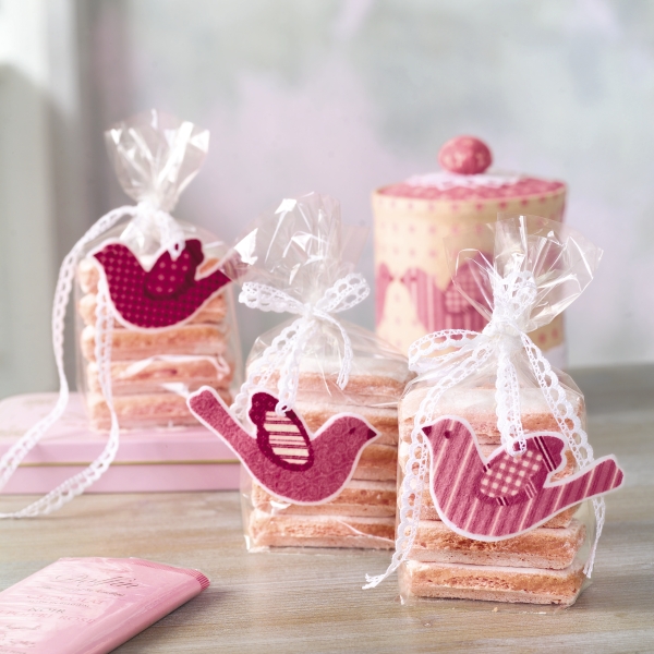Kreative, handgemachte Verpackung in Rosa mit Vogelmotiv, verziert mit Spitze, DIY-Charme.