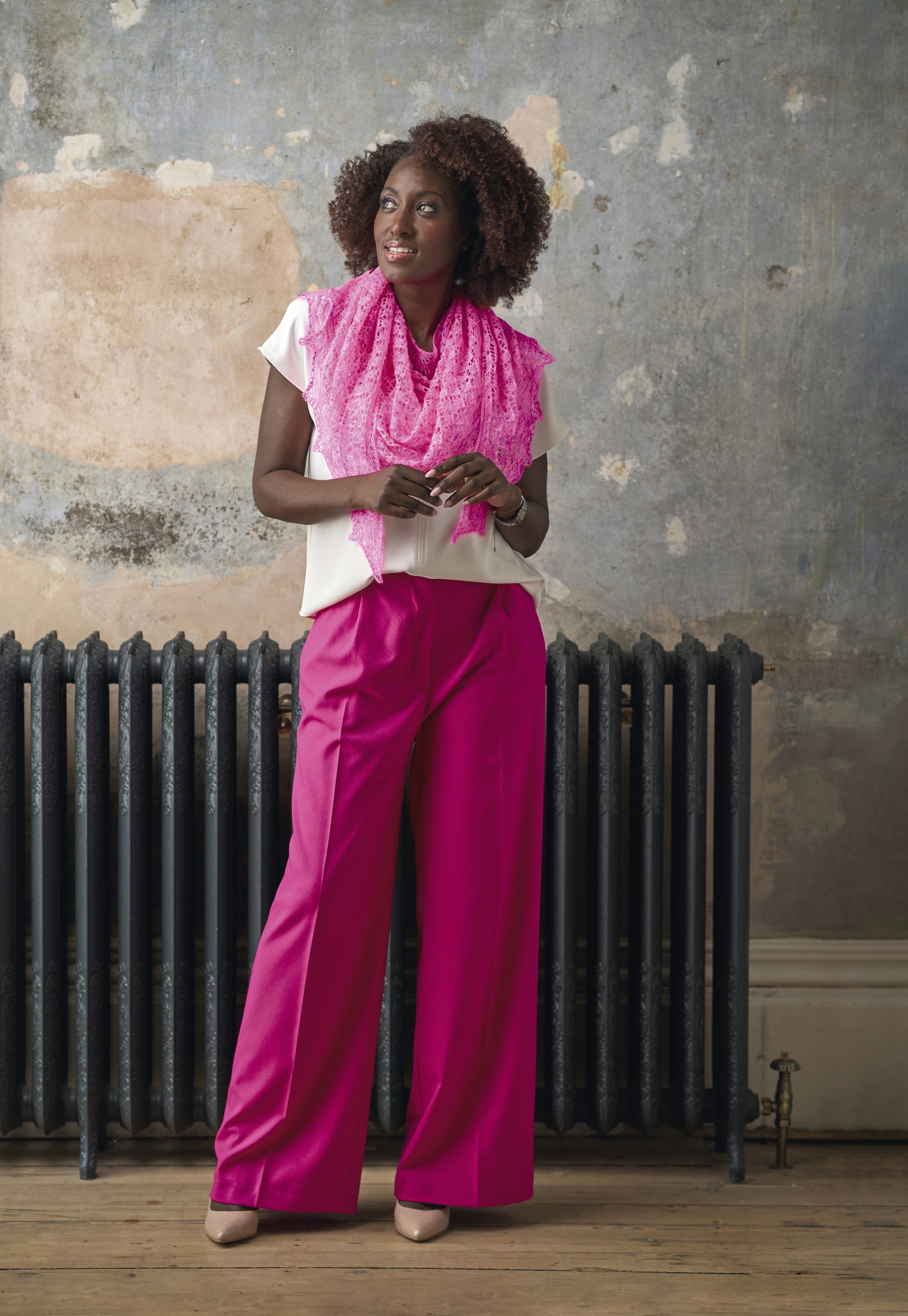 Pinkes Schaltuch, weite fuchsia Hose, weiße Bluse. Modische, harmonische Farbpalette, casual-chic.
