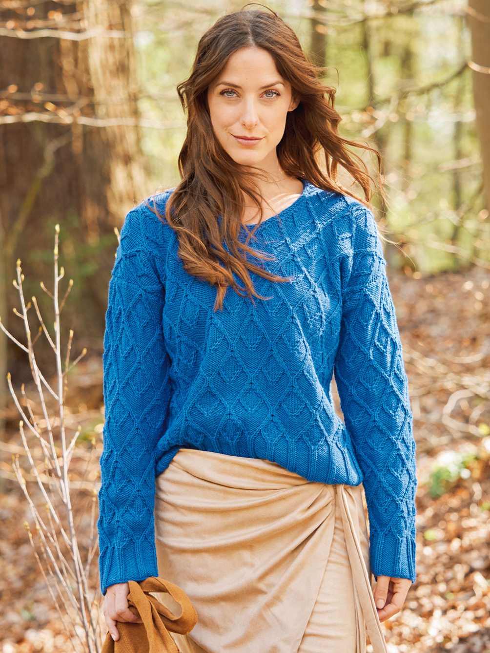 Modellansicht Bild 1: Blauer Pullover mit Rautenmuster