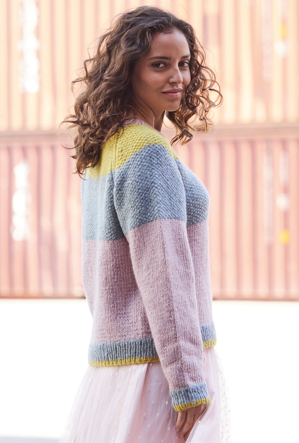 Modellansicht Bild 5: Pulli mit breiten Streifen in Graugrün, Grüngelb und Altrosa
