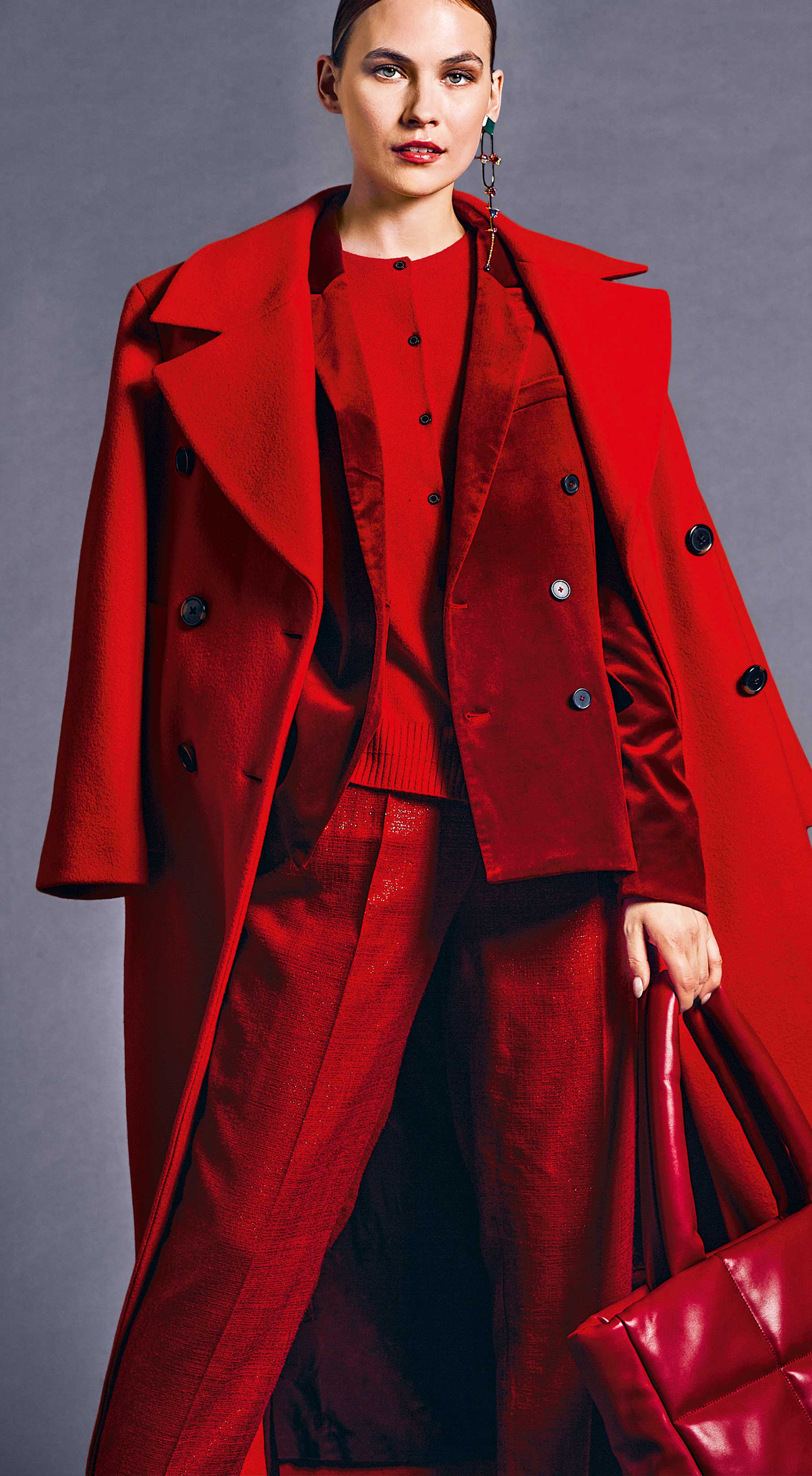 Ganzroter Look: Oversize-Mantel, Blazer, Hose. Modisches Set mit kontrastierenden Knöpfen, ausdrucksstark und stilvoll.