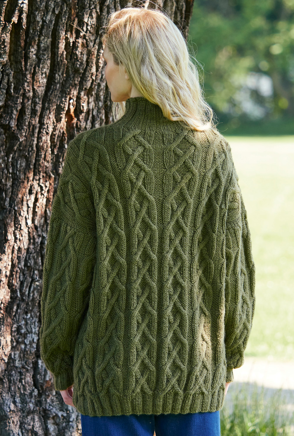 Modellansicht Bild 7: Olivgrüner Zopfmusterpulli