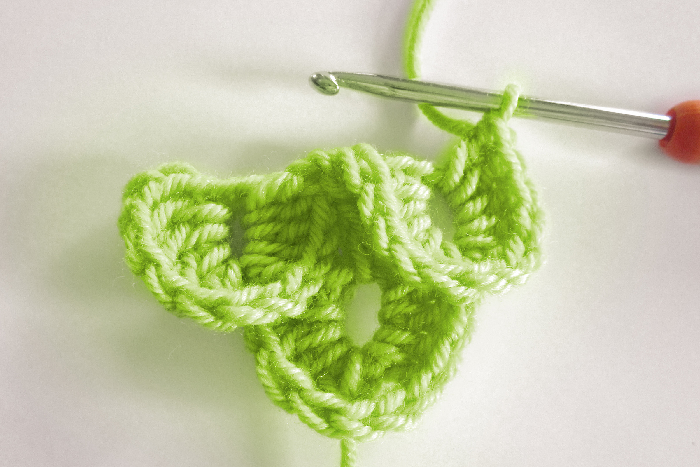 Handgemachtes, grünes Häkelmuster; DIY-Stück mit gemütlichem Charme.