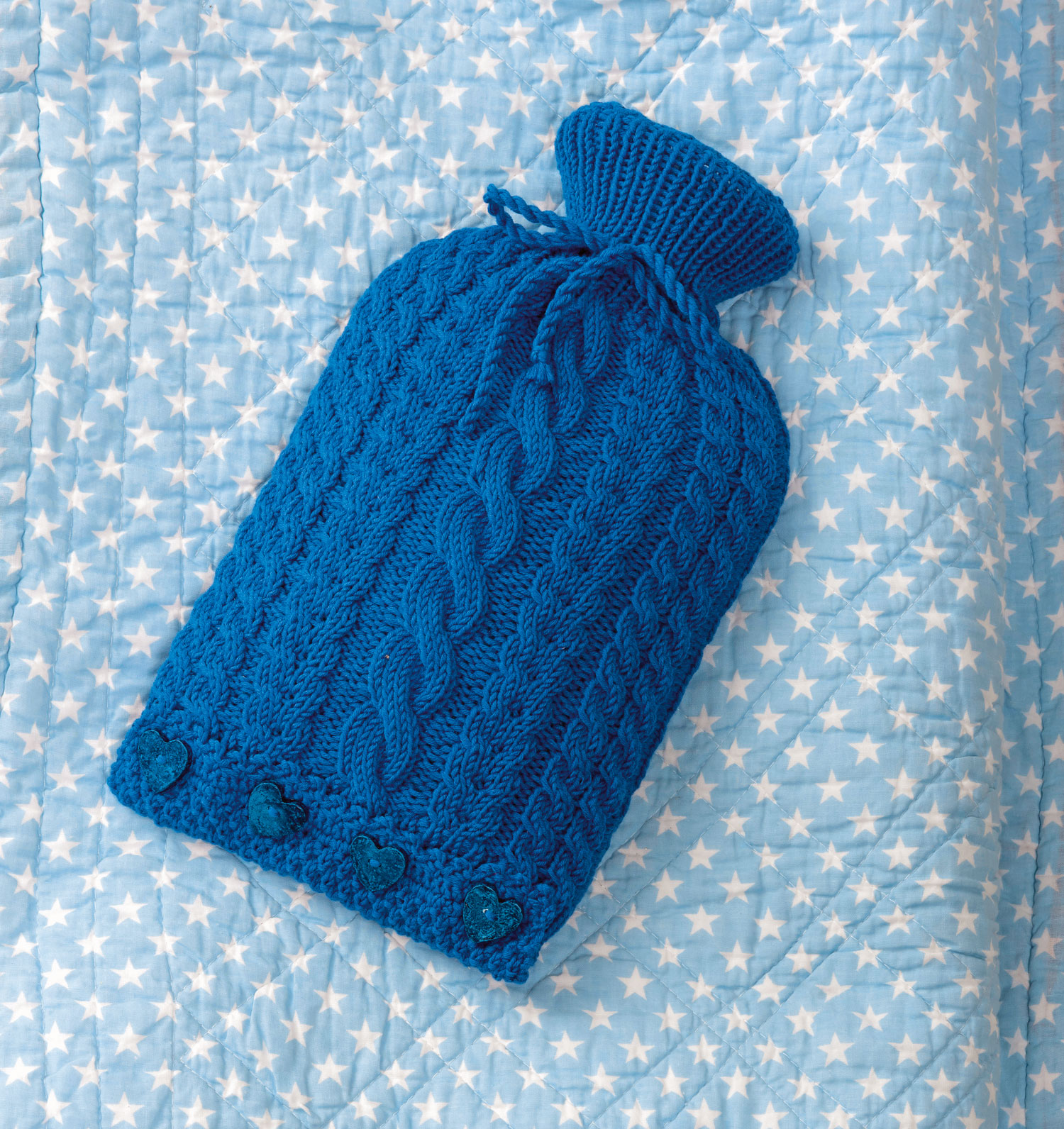 Handgemacht, blau, Zopfmuster, herzförmige Knöpfe, gestrickt. Stilvoll, gemütlich, DIY.