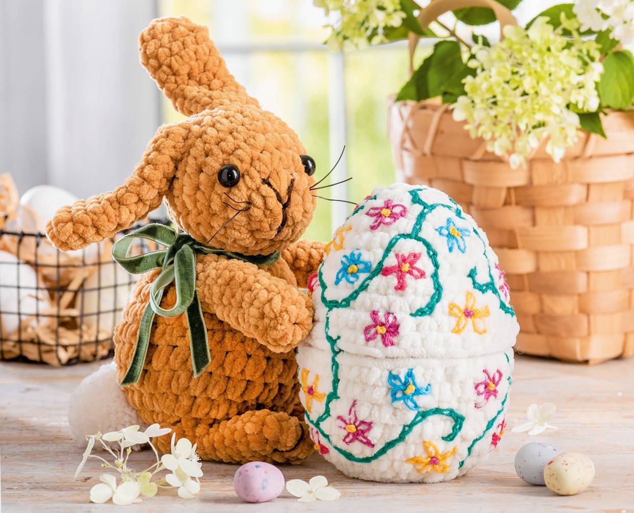 Plüschhase, orange, mit grüner Schleife; selbstgemachtes Ei, weiß, bunte Blumenstickerei; DIY, handgefertigt.