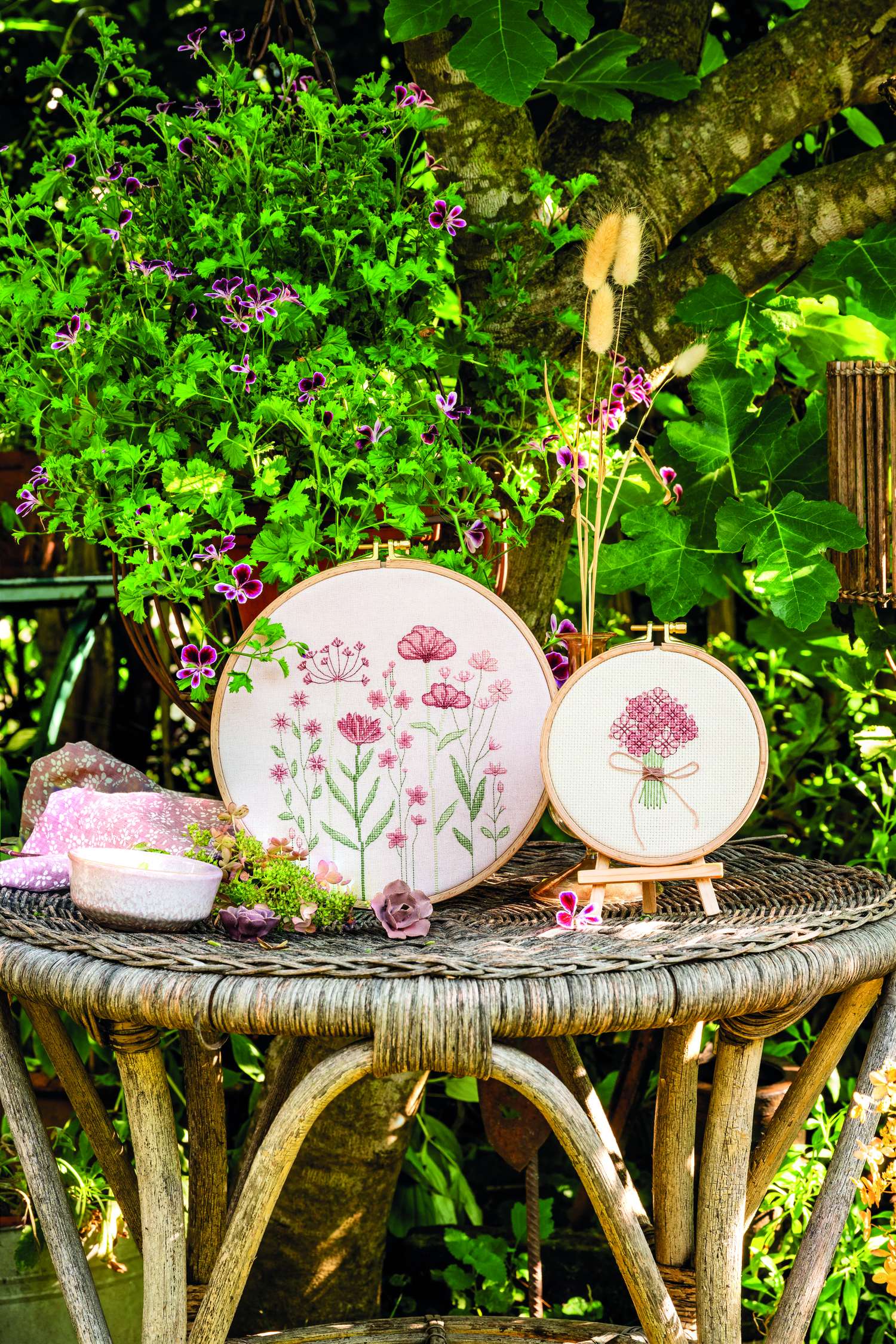 Bunte Blumenstickerei in Runden, DIY, handgemacht, zartes Rosa und Beige, rustikales Flair, kreative Handarbeit.