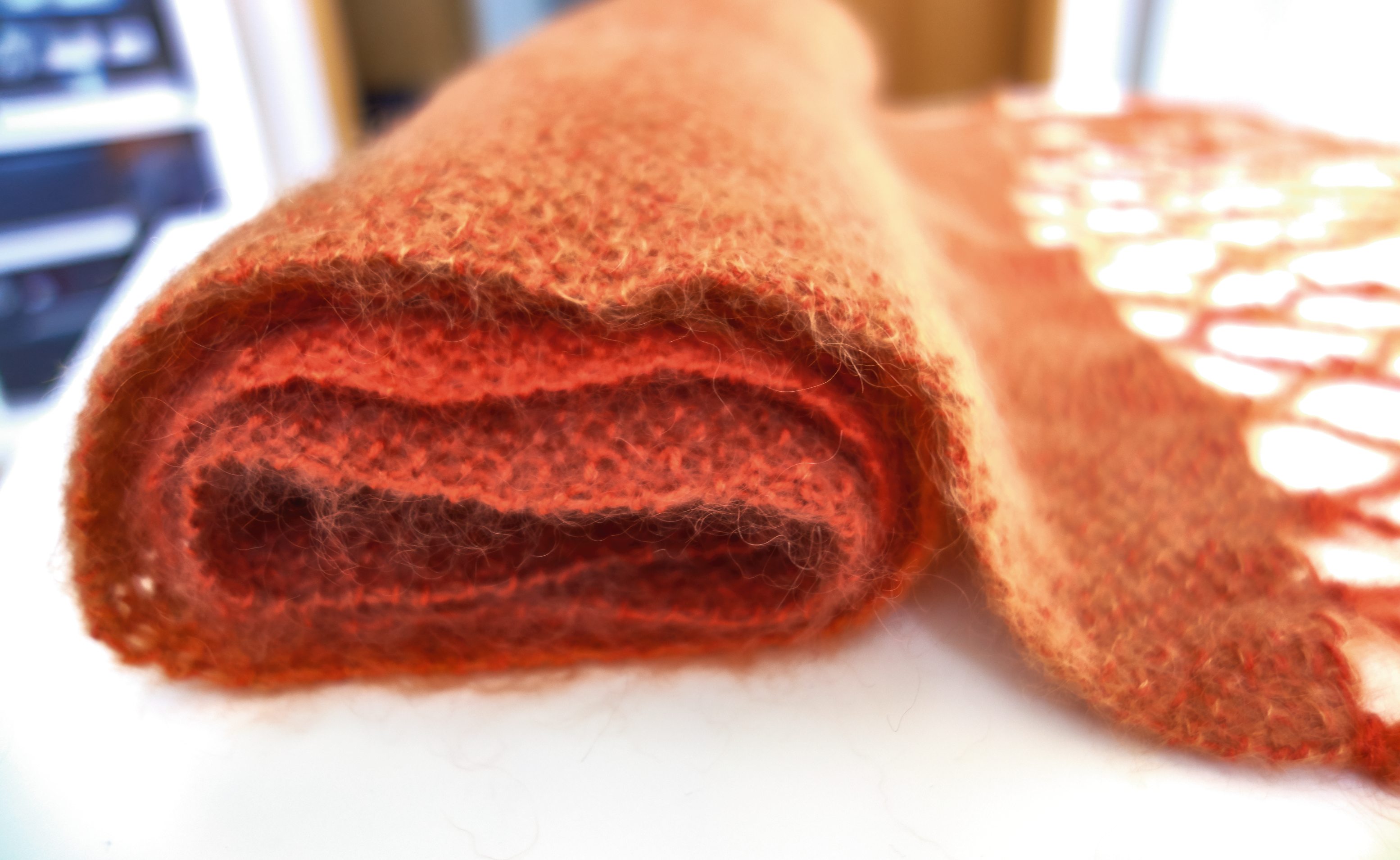 Roter Strickschal, handgemacht, warm, weiche Textur, modisch, DIY-Stil, einzigartiges Muster.