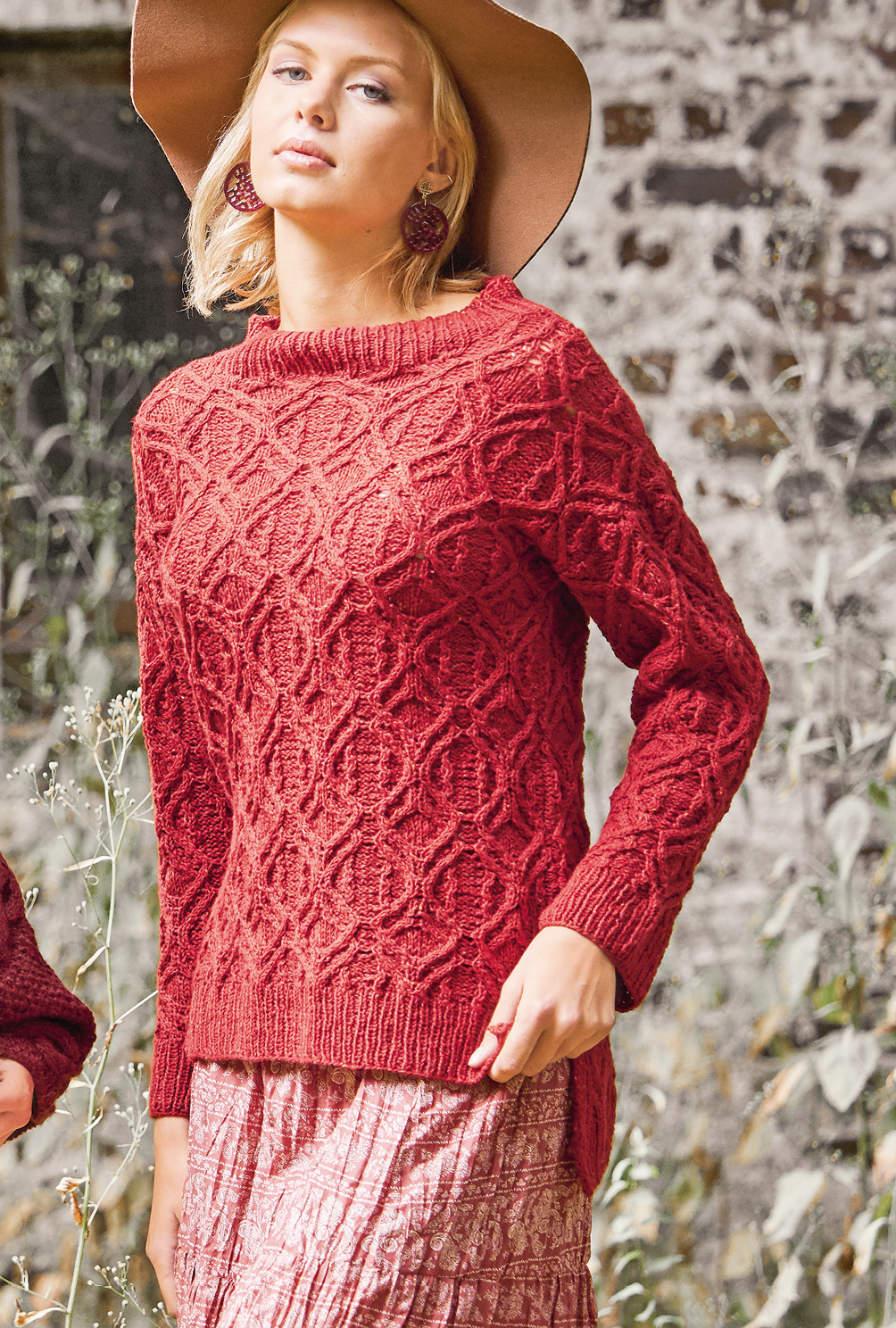 Modellansicht Bild 3: Dunkelroter Pulli mit Zopfrauten und verlängerter Rückenpartie