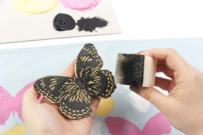 Handgemachter Butterfly-Stempel in Gold und Schwarz, modisch und künstlerisch. Perfekt für kreative Projekte.