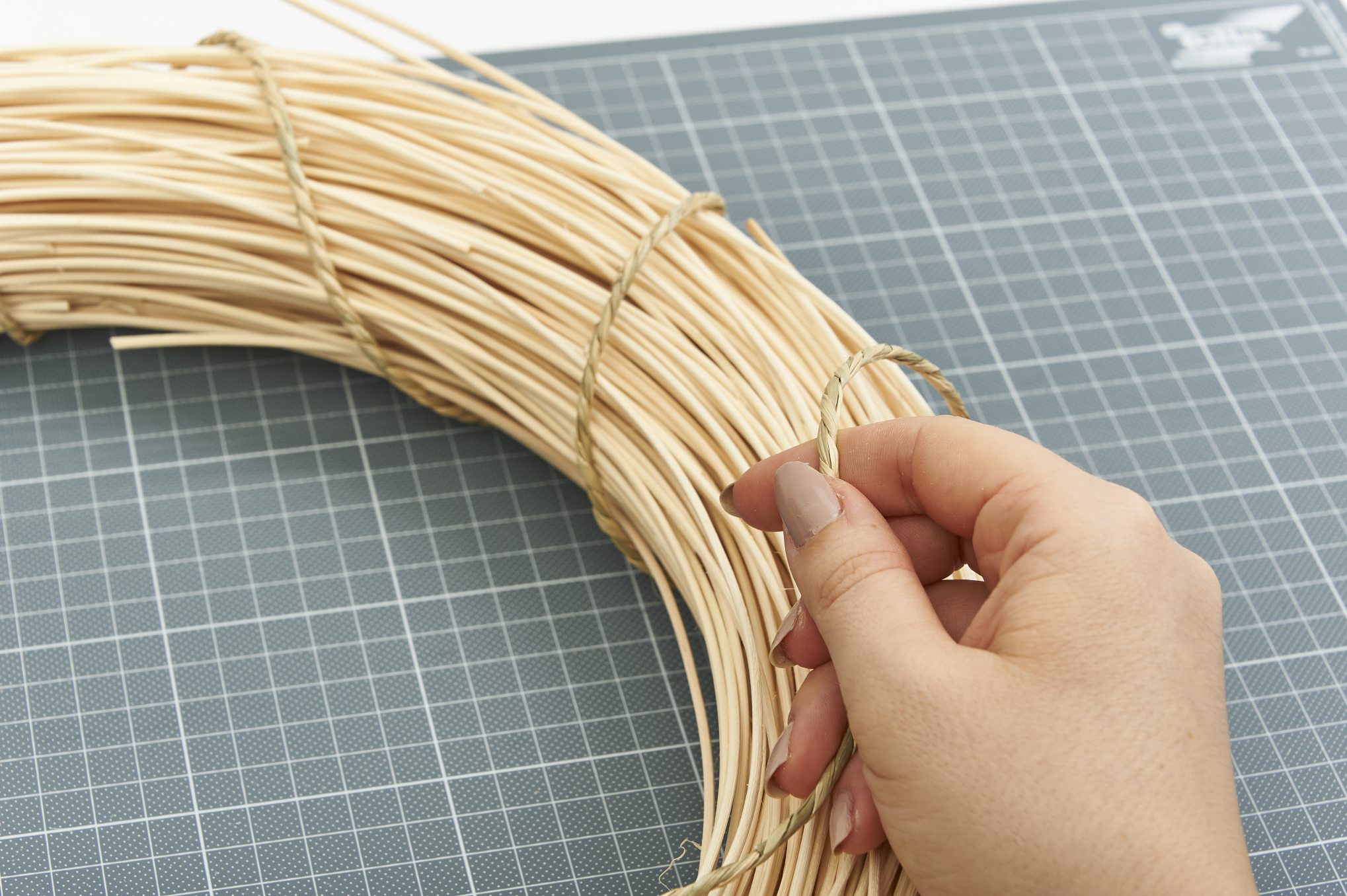 Handarbeit aus hellem Bast. Natürliches, strukturelles Design. Ideal für kreative, selbstgemachte Deko-Projekte.