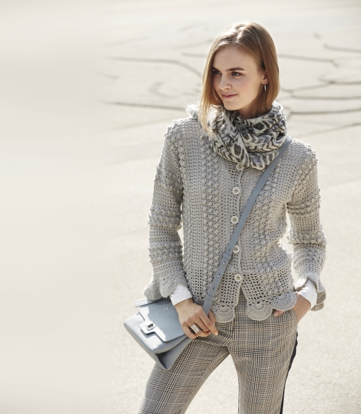 Grauer, handgemachter Strickmantel, passender Schal, karierte Hose, hellblaue Tasche. Elegant und trendy.