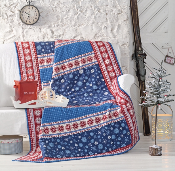 Blau-rote Decke mit Schneeflocken- und Sternenmuster. Modisch, gemütlich, handgemacht.