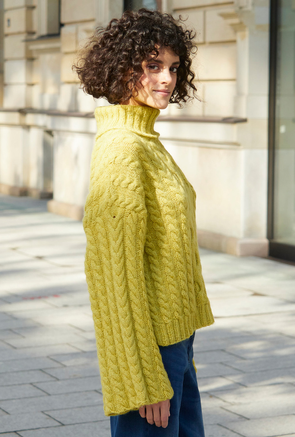 Modellansicht Bild 6: Pullover mit weiten Ärmeln und Zopfmuster