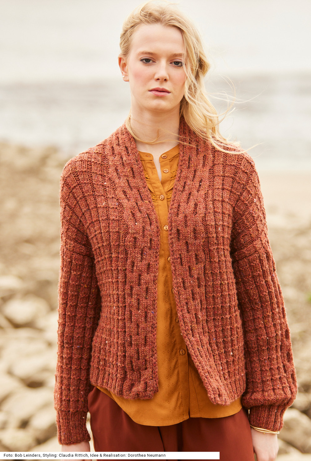 Modellansicht Bild 2: Jacke mit Schalkragen in Braun