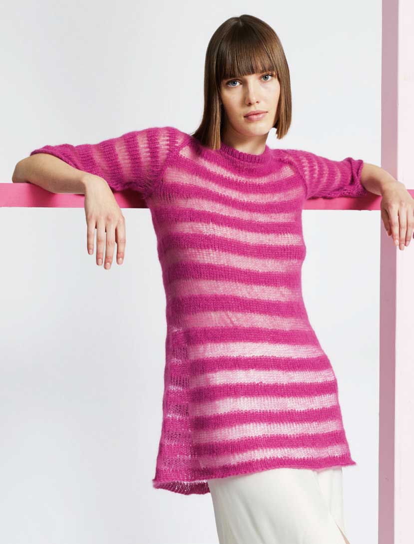 Modischer, pink-gestreifter Pullover, transparent, mit lässigem Schnitt und kurzen Ärmeln.