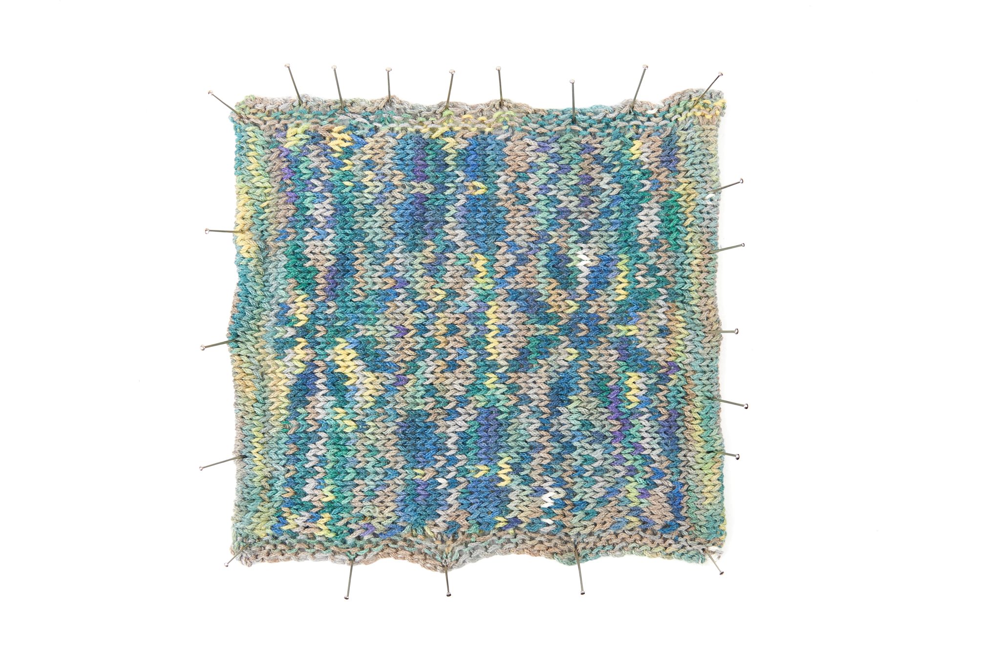 Patchwork in Blau-Grün, handgestrickt, modisches Zickzack-Muster, kreativer DIY-Stil, vielseitig.