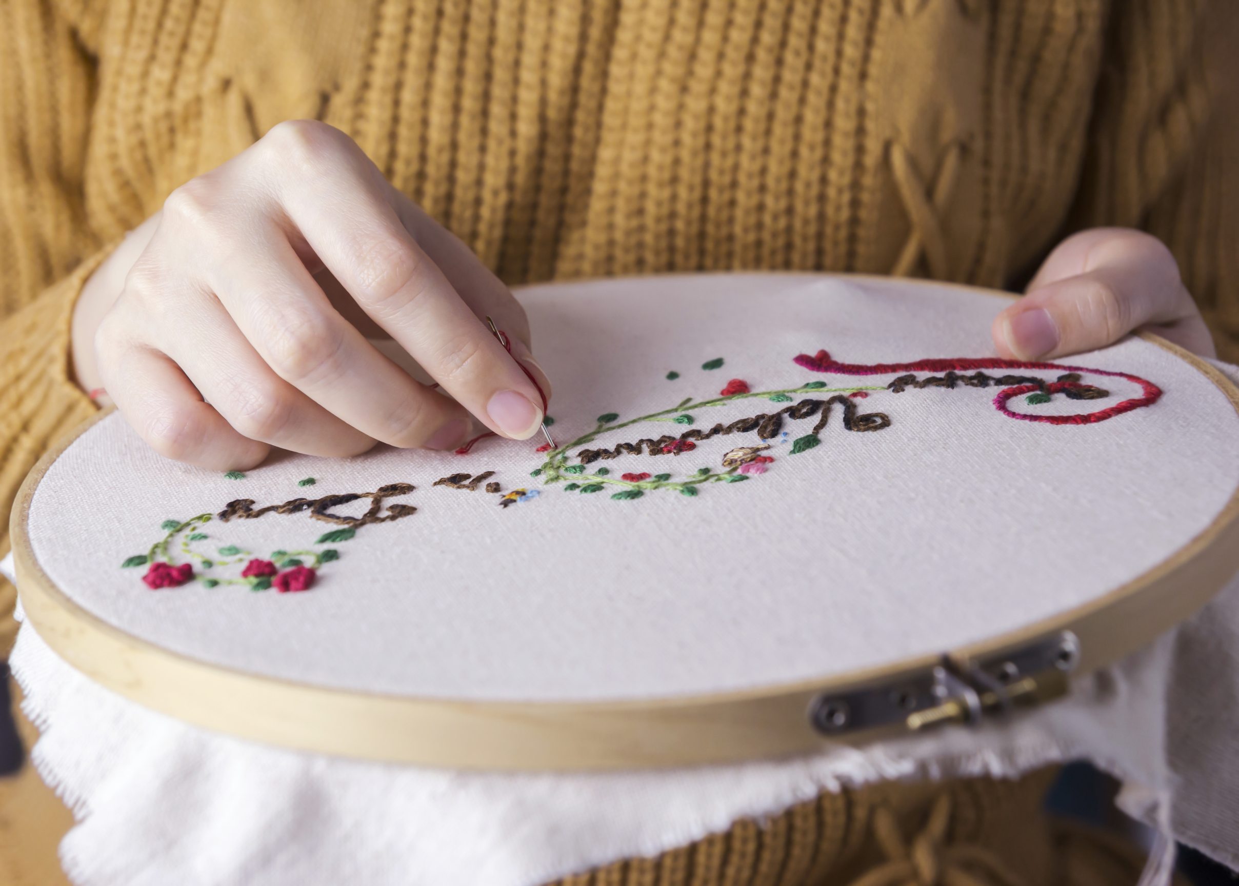 Selbstgemachte Stickerei auf Stoff, bunte Blumenmotive, modisch und kunstvoll.