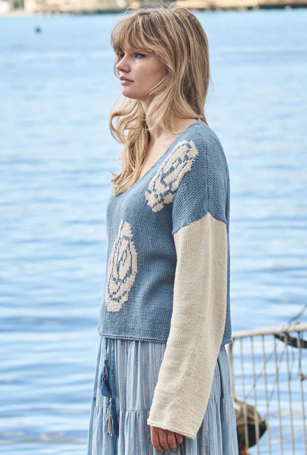 Modellansicht Bild 4: Pulli mit Rosenmotiven