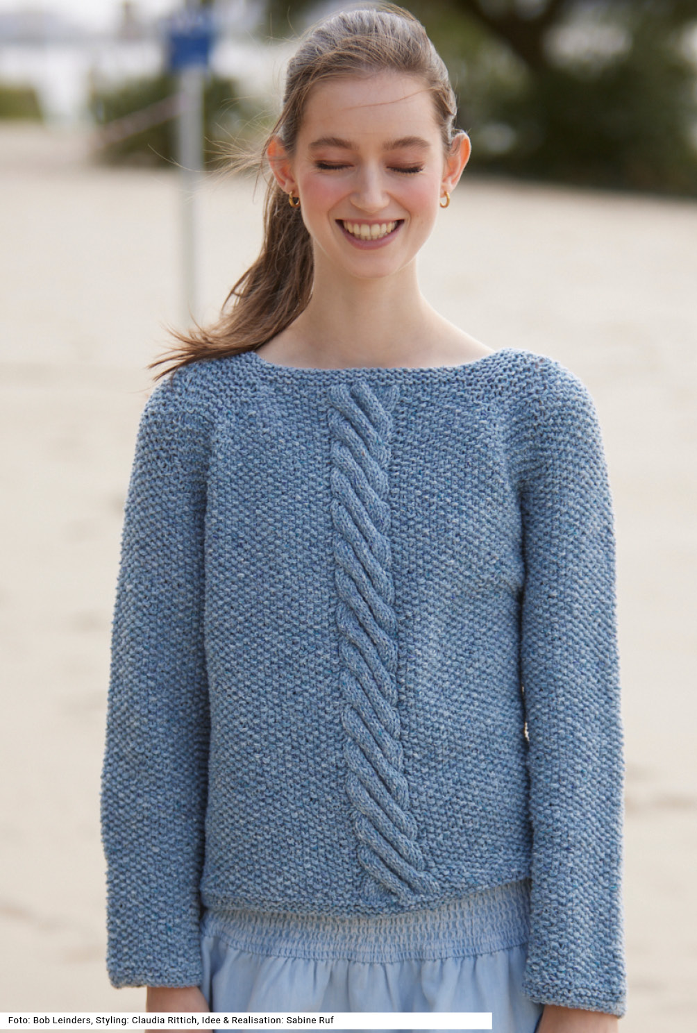 Modellansicht Bild 2: Pulli (RVO) mit Perlmuster und Zopf in Blau