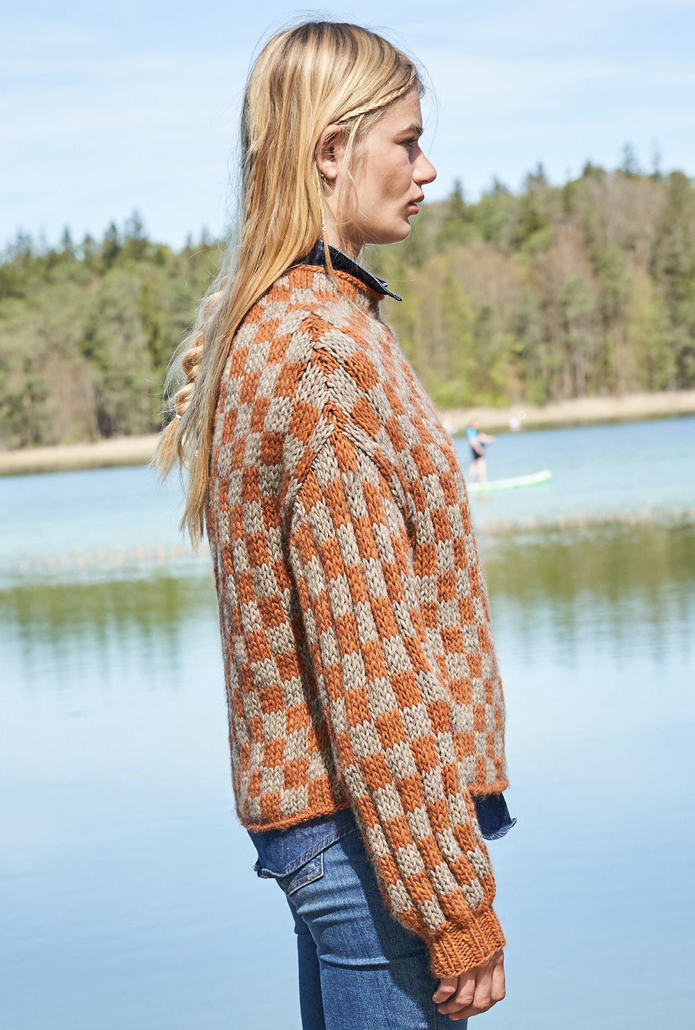 Modellansicht Bild 7: Pulli im Schachbrettmuster und raffiniertem Schnitt