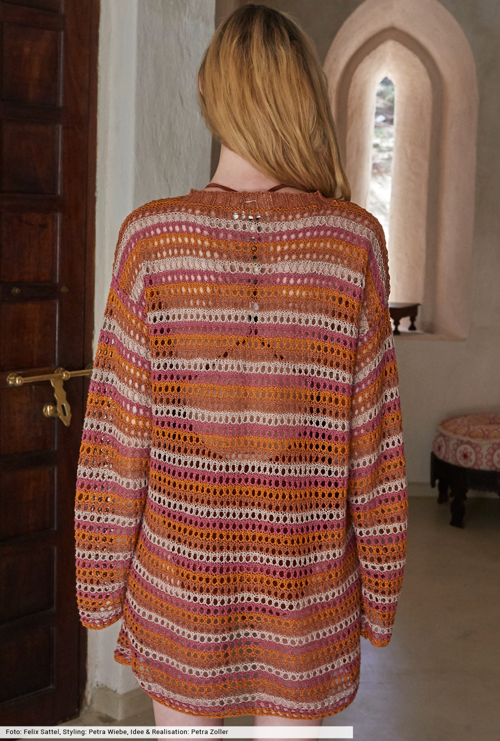 Modellansicht Bild 5: Gestreifter Lochmusterpulli