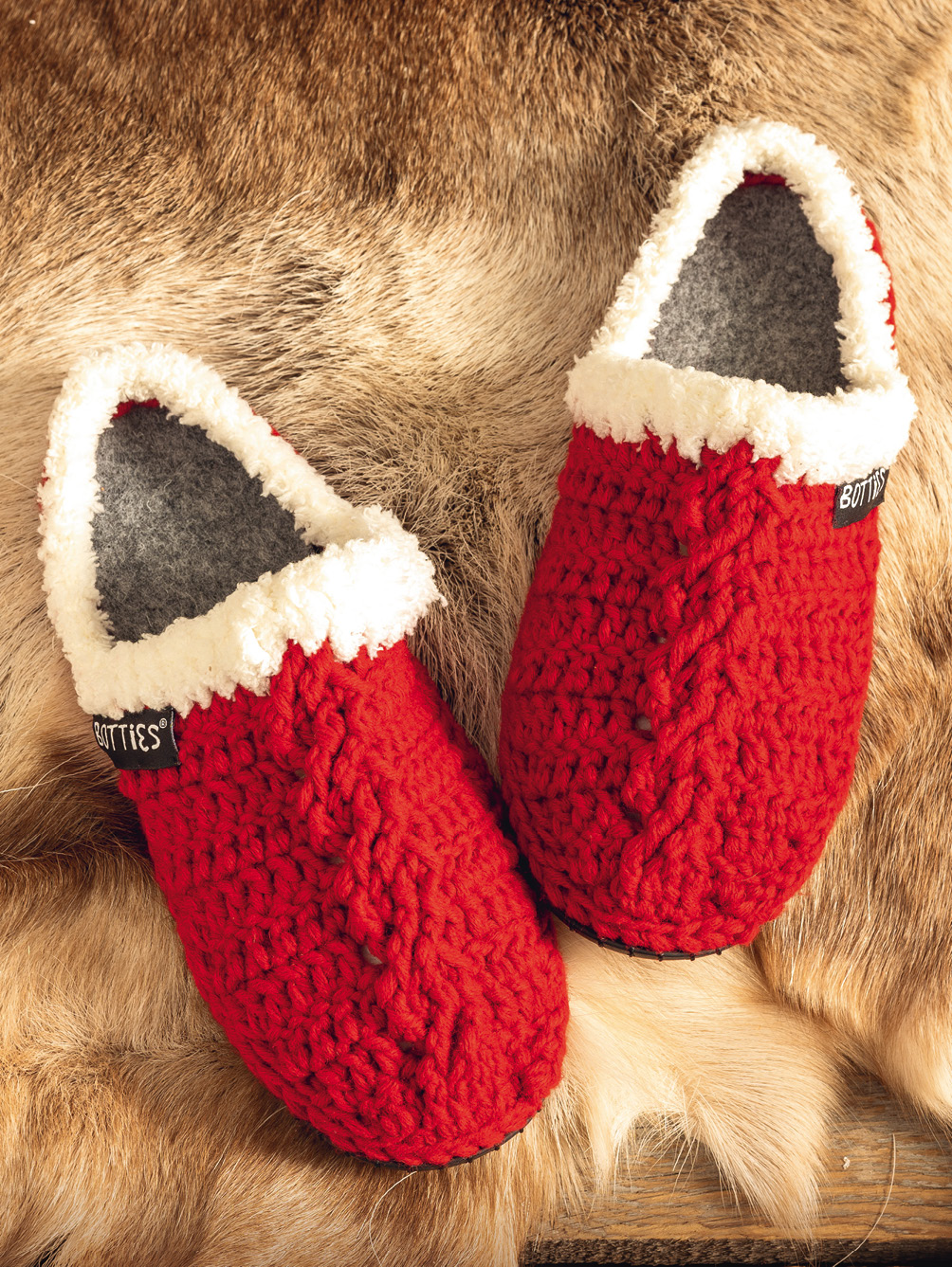 Gehäkelte rot-weiße Weihnachts-Botties  Modellansicht Bild 1: Gehäkelte rot-weiße Weihnachts-Botties