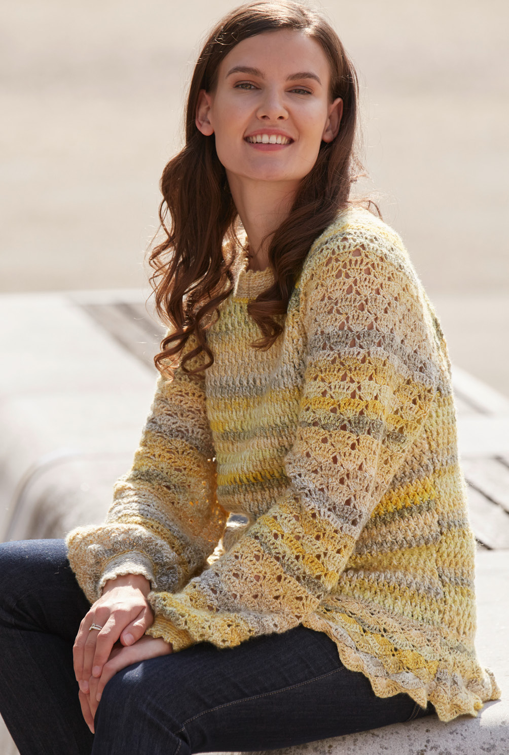 Modellansicht Bild 2: In Reliefstäbchen und Muschelmuster gehäkelter Raglan-Pulli