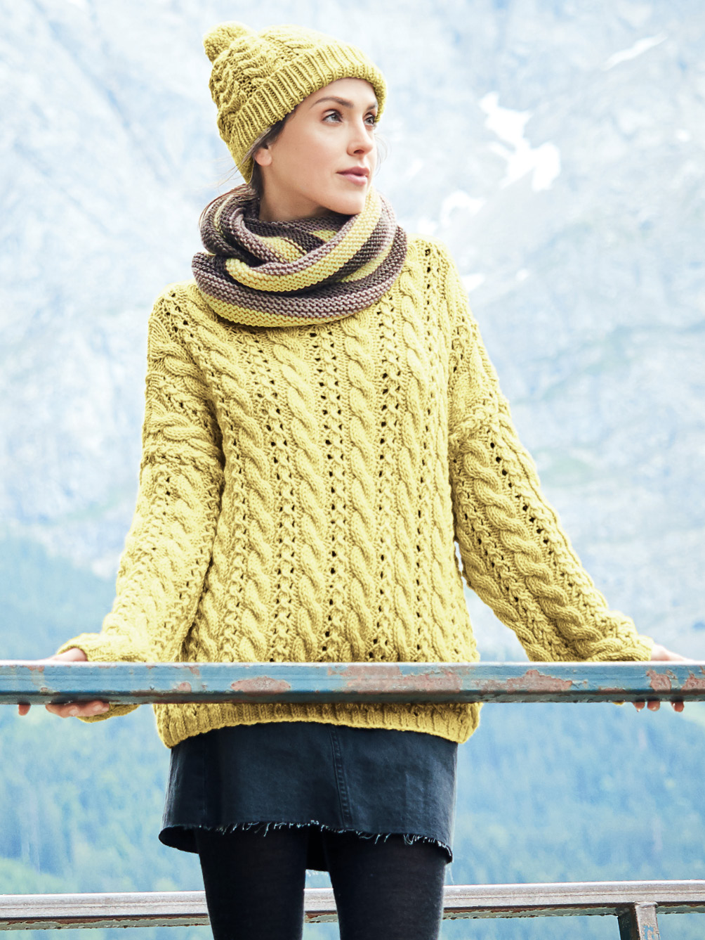 Oversize-Pulli in Limette und Mütze in Limone mit Zopfmuster und Loop in Mittelbraun und Limone in kraus rechts