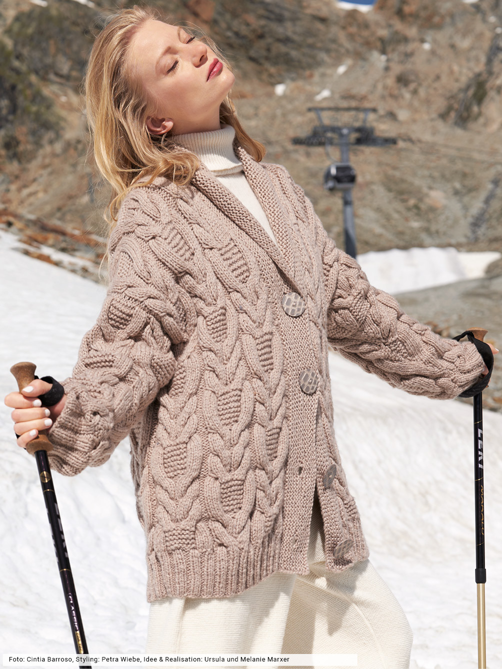 Modellansicht Bild 1: Jacke im Zopfmuster