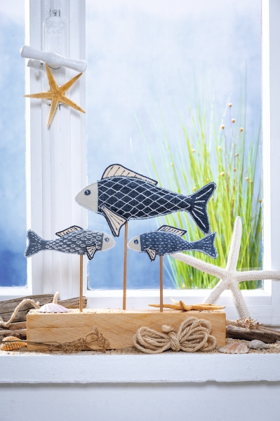 Blau-weiße Stofffische mit Netzmustern, DIY, handgemachte Fischfiguren auf Holzständern, maritim beeinflusst.
