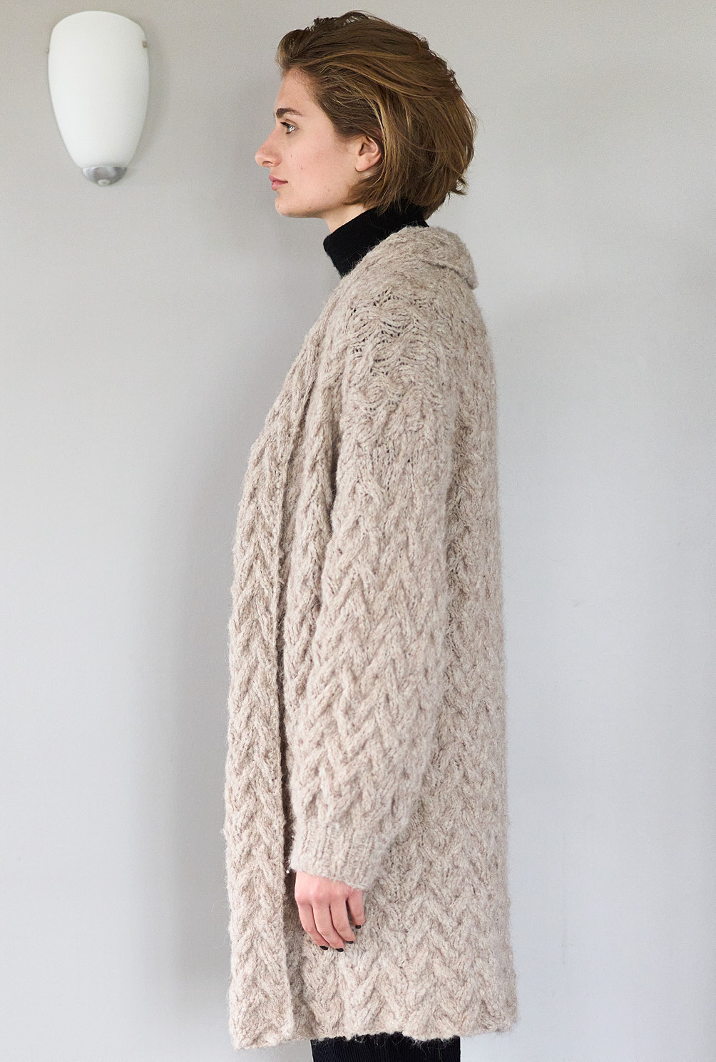 Modellansicht Bild 7: Longjacke mit Zopfstrukturen