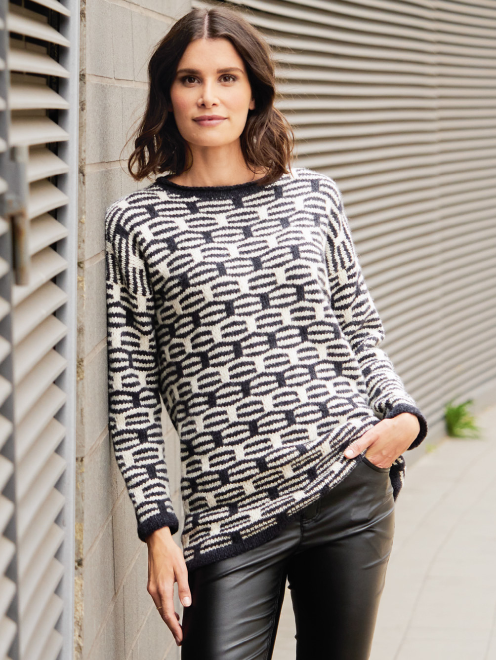 Modellansicht Bild 1: Pulli im Hebemaschenmuster in Anthrazit und Weiß