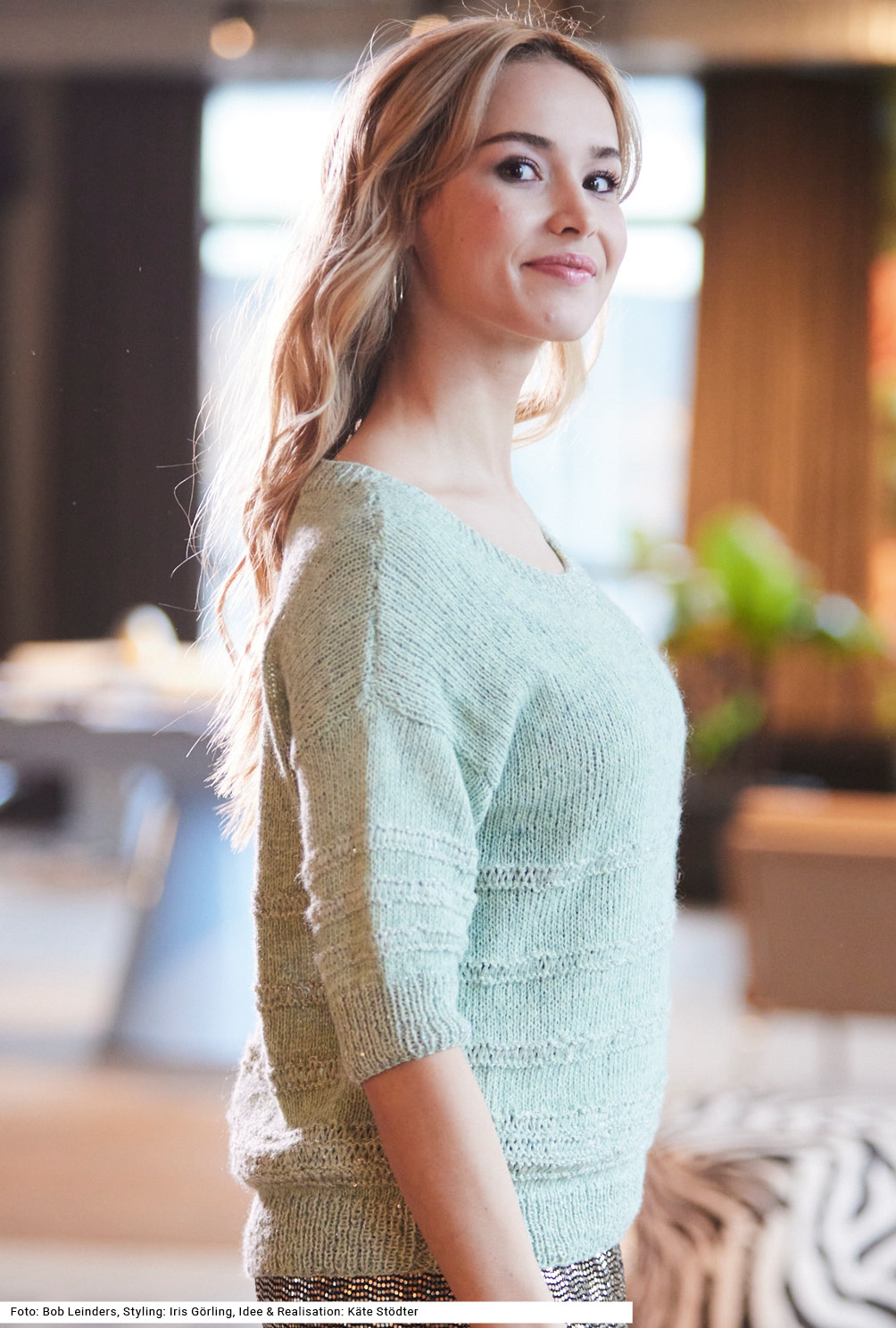 Modellansicht Bild 4: Pulli mit kurzen Ärmeln in Jadegrün mit Fallmaschenstreifen