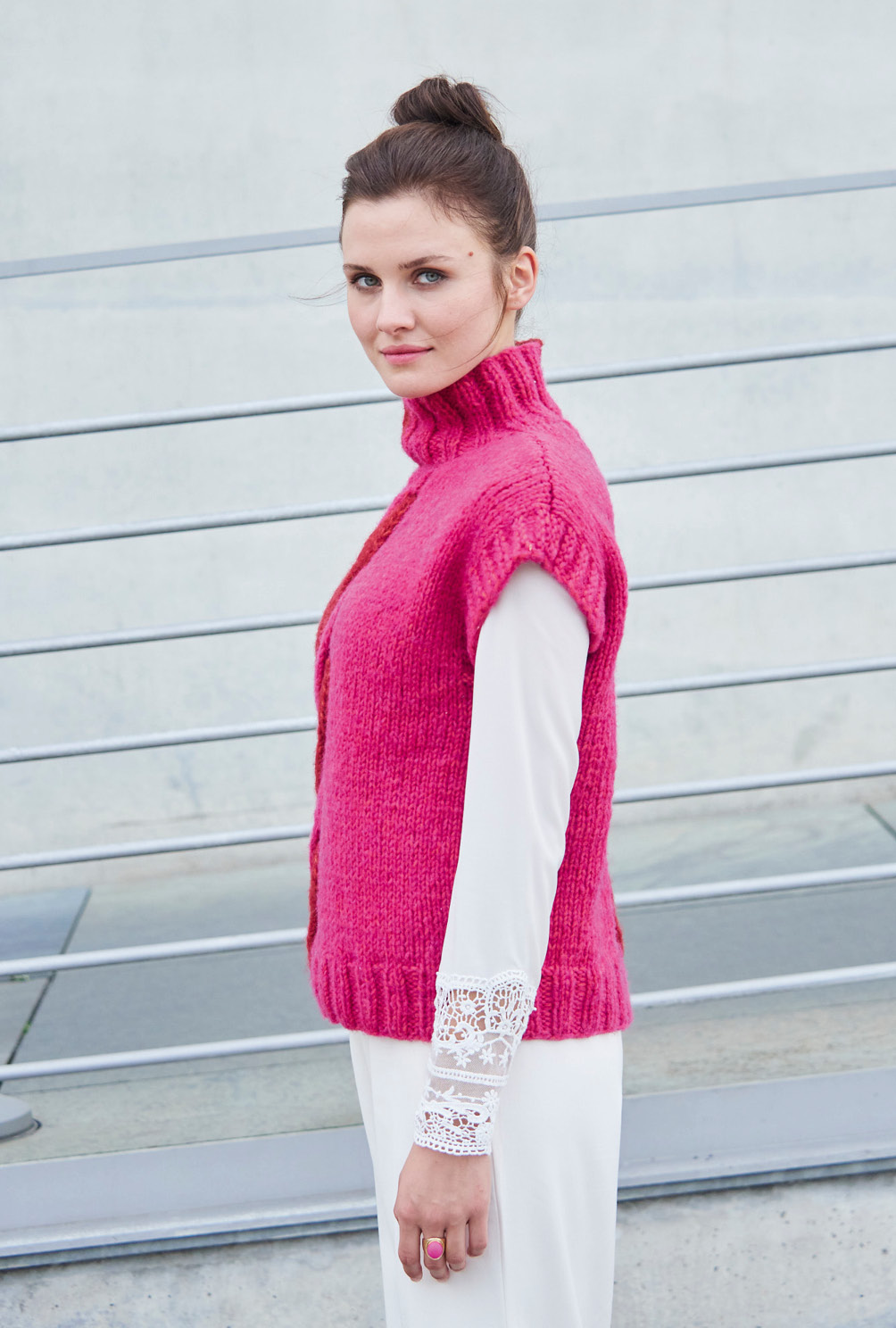 Modellansicht Bild 4: Pullunder in Weinrot und Pink mit Mittelzopf