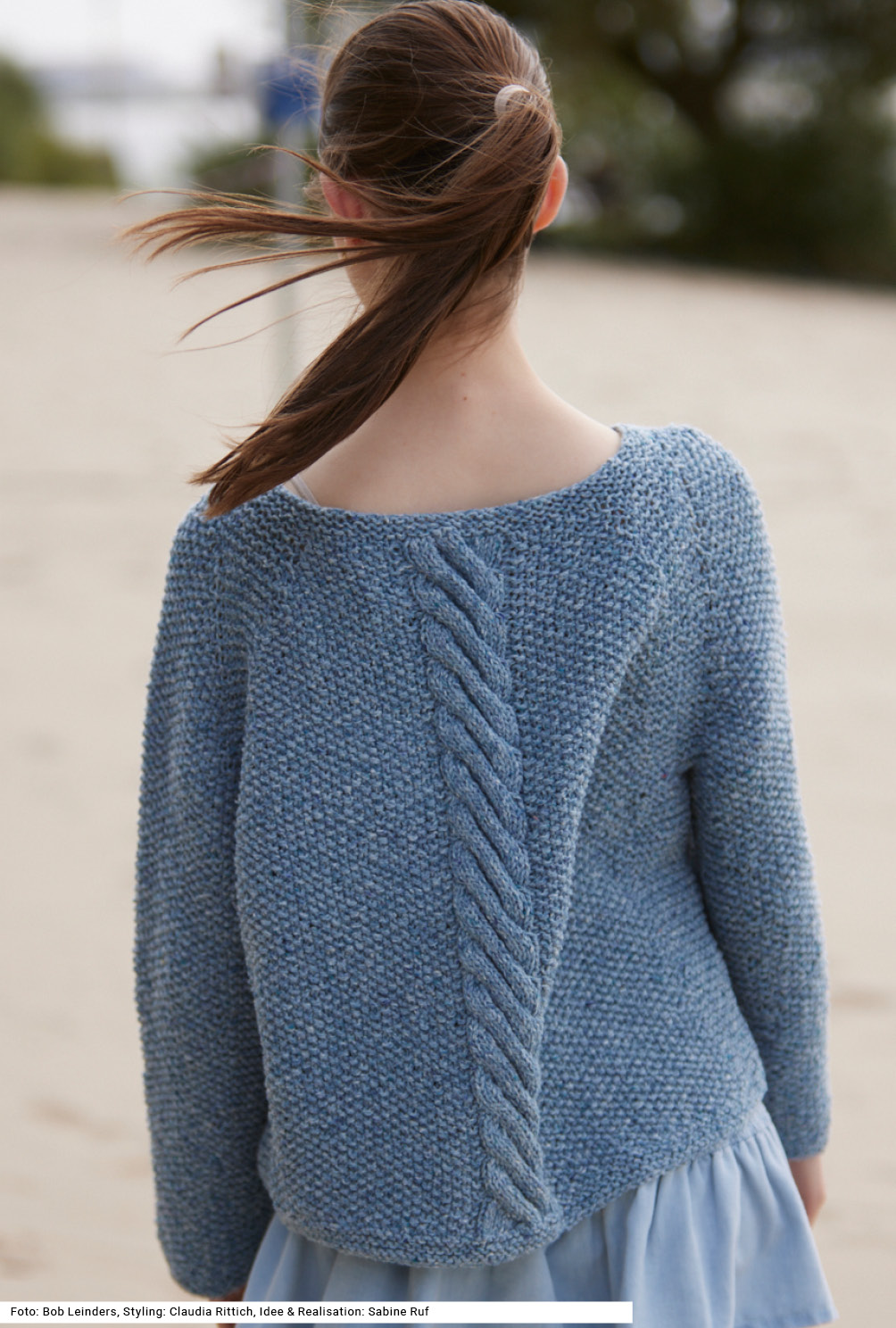 Modellansicht Bild 5: Pulli (RVO) mit Perlmuster und Zopf in Blau