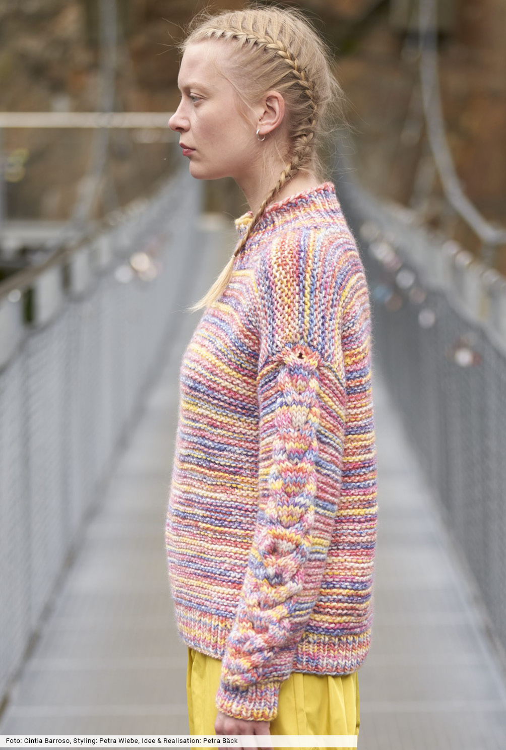 Modellansicht Bild 3: Melierter Pulli mit Zöpfen