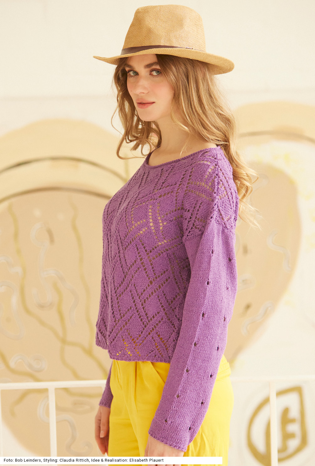 Modellansicht Bild 3: Pullover mit Ajourmuster in Violett