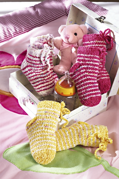 Handgestrickte Socken, gestreift, in Rosa, Weiß und Gelb. Modische und DIY-Optik, ideal für Babys.
