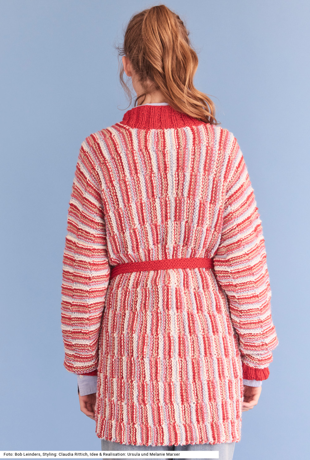 Modellansicht Bild 5: Quergestrickte Jacke mit Gürtel